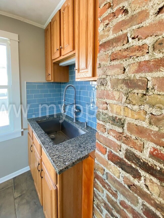 Building Photo - 2 Bed / 1 .5 Bath Home | Midtown