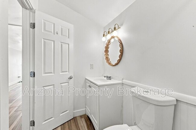 Building Photo - 1128 E Almeria Rd