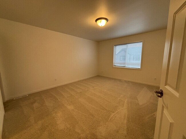 Building Photo - 3 Bed 3 Bath Townhome