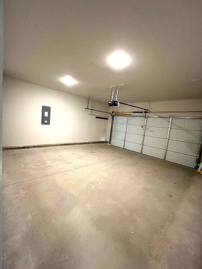 Building Photo - 3 BR, 2 BA with Fenced Yard and Fantastic Amenities!