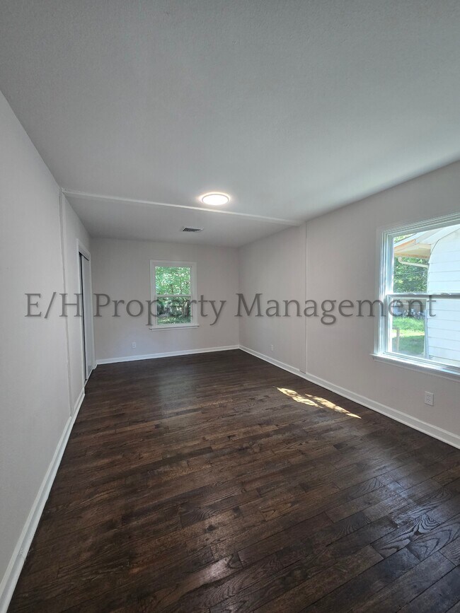 Building Photo - 828 S Pershing St