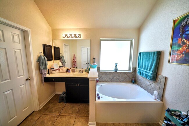 Building Photo - Stunning 3-Bedroom Home with Office in Charleston Parke, Cibolo - Realtor Commission offered: $500