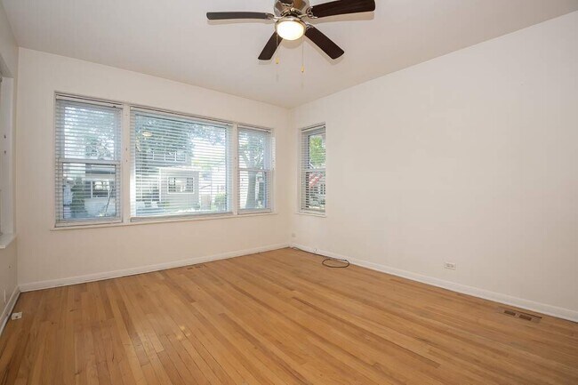 Building Photo - 3834 N Hermitage Ave