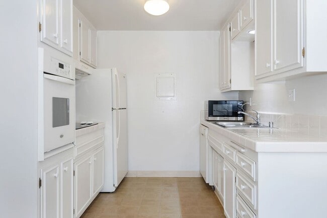 Building Photo - The perfect upstairs location down town Sa...