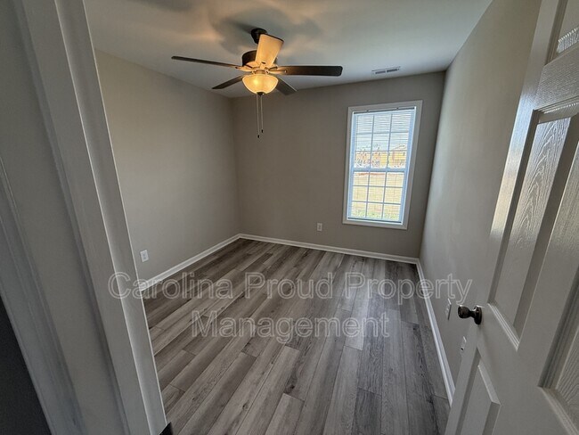 Building Photo - 321 S Pointe Dr