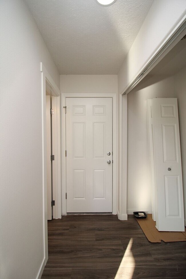 Building Photo - 1630 SE 4th St