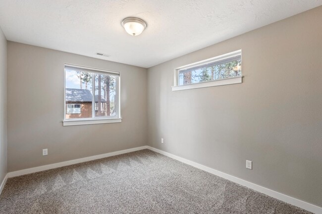 Building Photo - Modern 3 BR home on beautiful wooded lot in Sisters