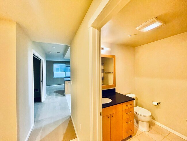 Building Photo - 1 Bedroom Condo 2 Blocks from Waterfront!