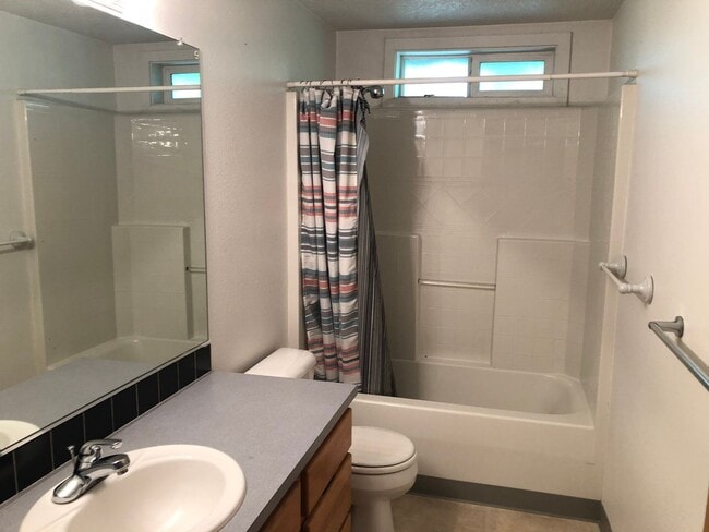 Building Photo - 1 Month Free – Updated 3BR/2BA Ranch in Mo...