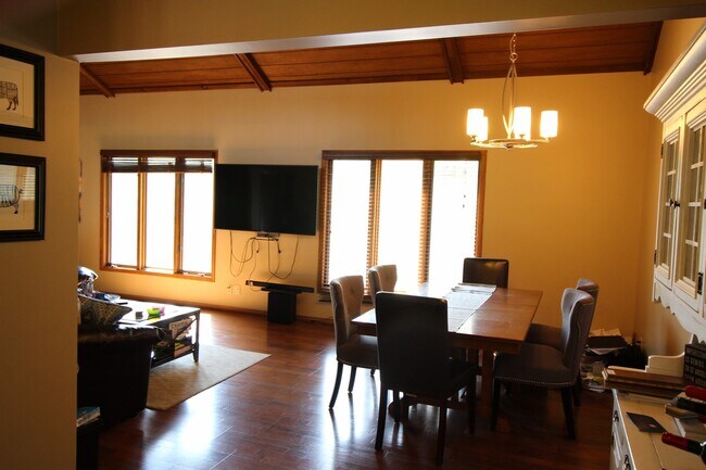 Building Photo - Entertainers dream in the heart of Eden Pr...