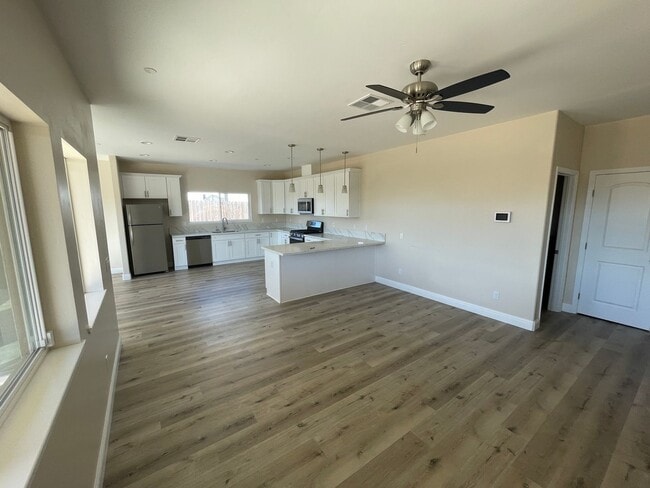 Building Photo - Paradise 2 bed 2 bath with 2 bonus rooms! Newer construction 1700+sqft