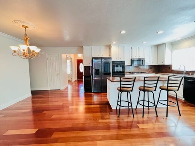 Building Photo - Gorgeous 3Bd/2BA + Den/Office or 4th Bedro...