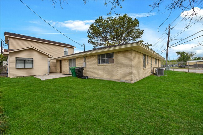 Building Photo - 70 Annette Ln