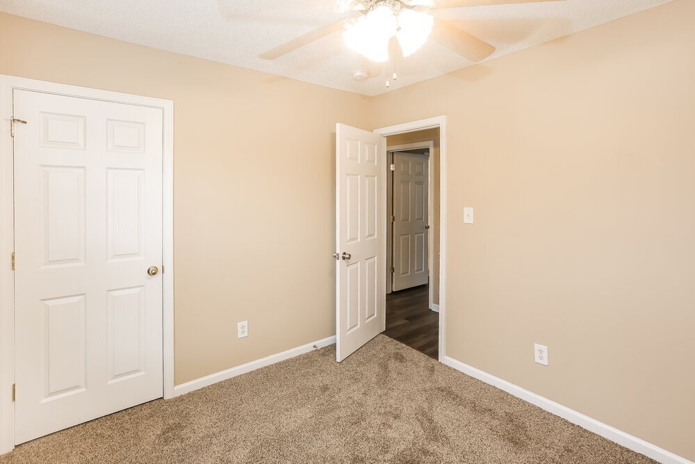 Building Photo - 5900 Hewitt Dr