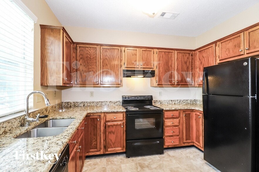 Building Photo - 700 Walnut Woods Cove S