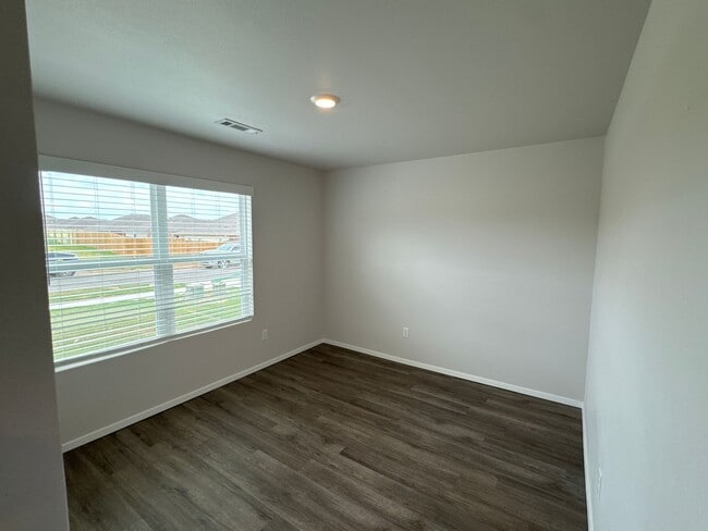 Building Photo - Pre-Leasing Now! Secure This Modern 3-Bedroom, 2-Bathroom Home Available Soon in Regency Park!