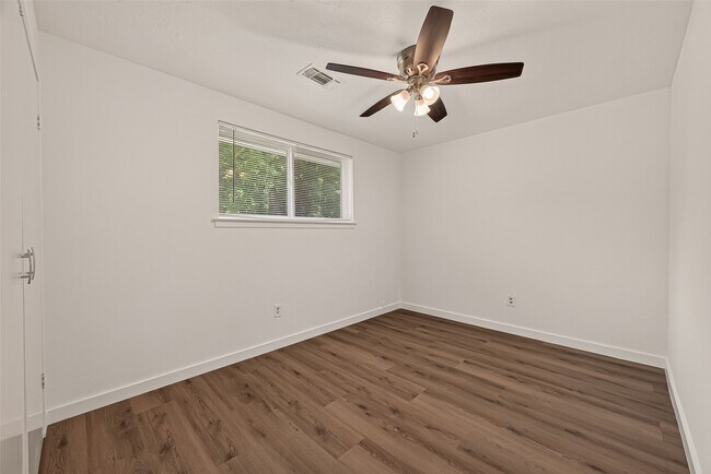Building Photo - 313 Stratmore Dr