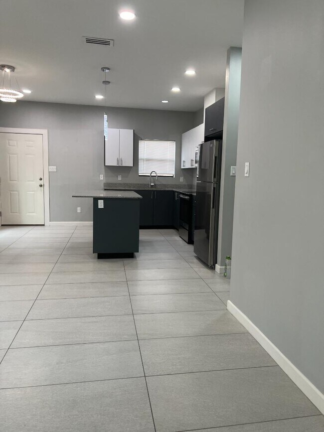 Building Photo - 2022 Summerland Ln