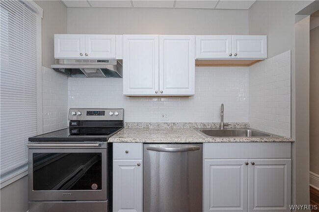 Building Photo - 2148 Main St