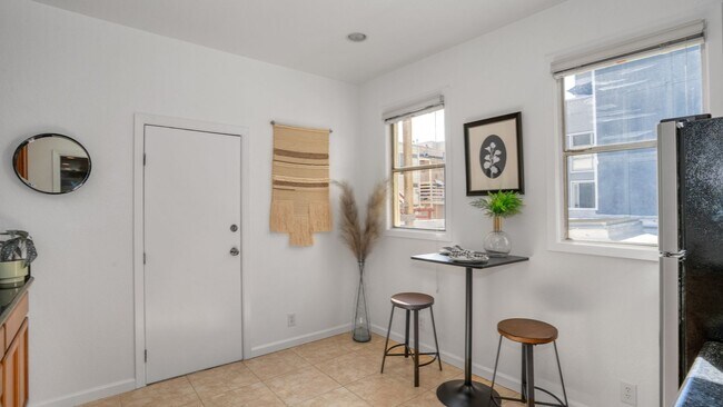 Building Photo - Two Bedroom Condo in SOMA with Yard, Parking, and W/D.