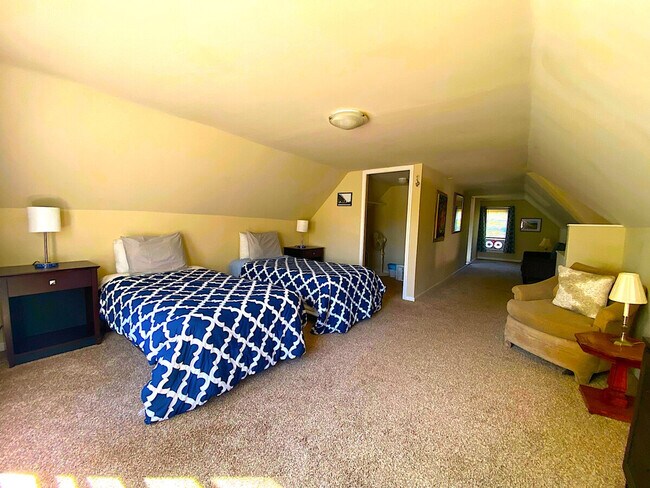 Building Photo - 1520 Maple Rd