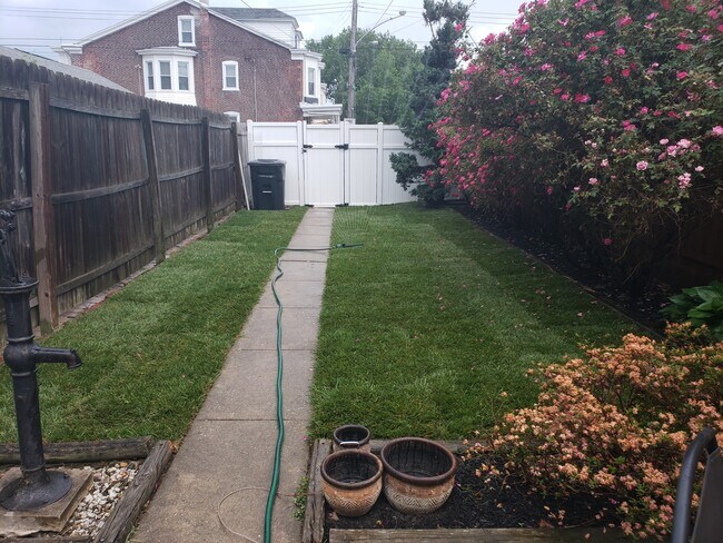 Building Photo - 373 Martin St