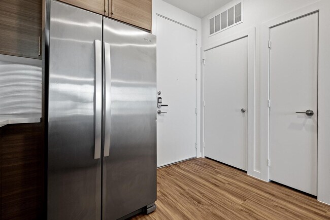 Building Photo - 2425 E Riverside Dr