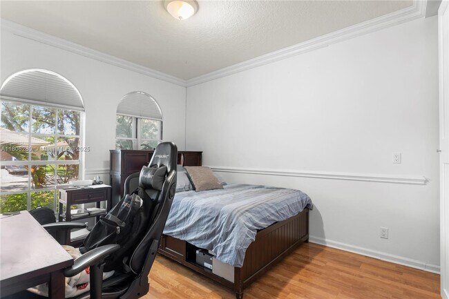 Building Photo - 3815 Oak Ridge Cir