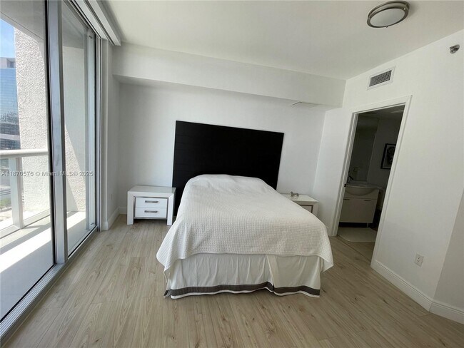 Building Photo - 475 Brickell Ave