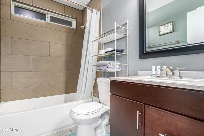 Building Photo - 1502 E Topeka Dr