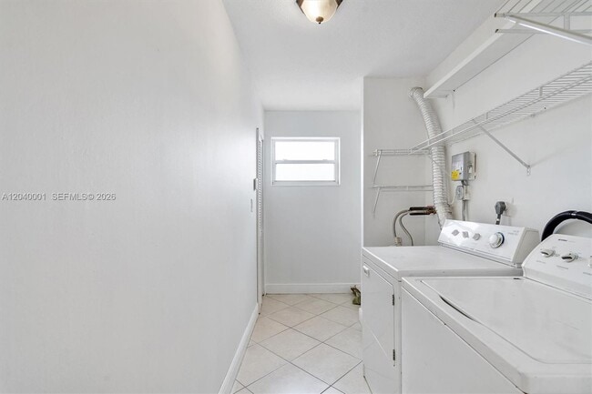 Building Photo - 9369 Fontainebleau Blvd