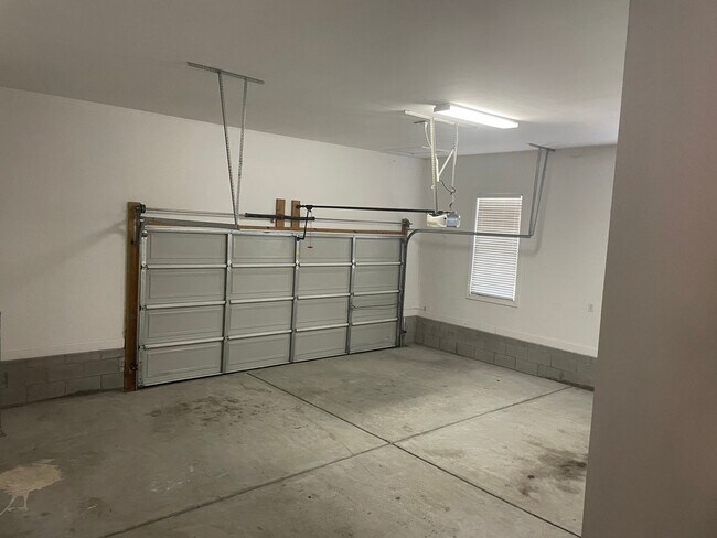 Building Photo - Outstanding Five Bedroom Three Full Bathro...
