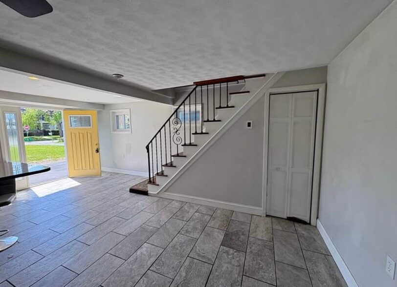 Building Photo - 122 Linden St