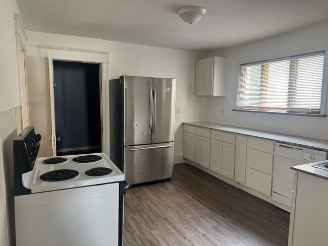 Building Photo - 4 Bedroom 2 Bathroom Single Family Rental ...