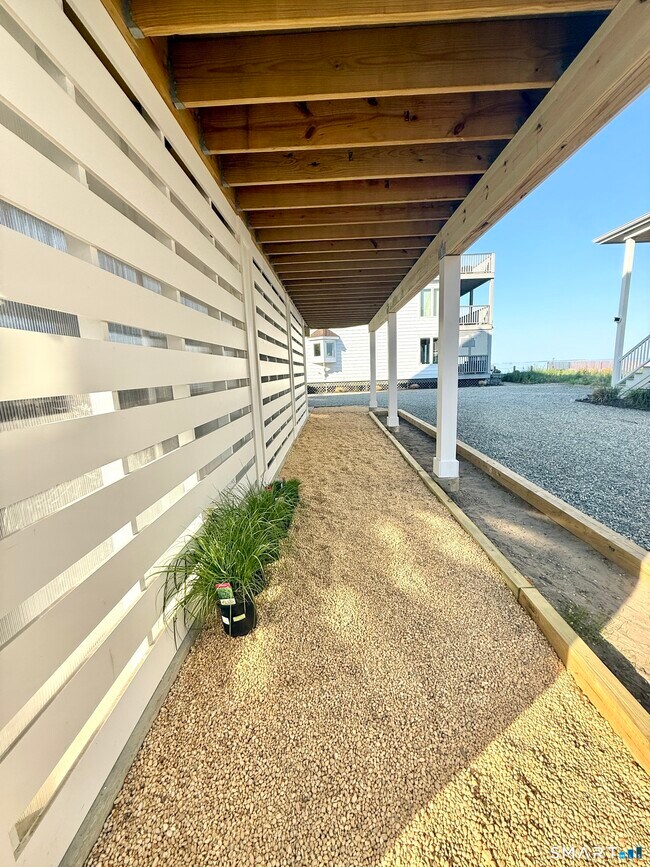 Building Photo - 691 Fairfield Beach Rd