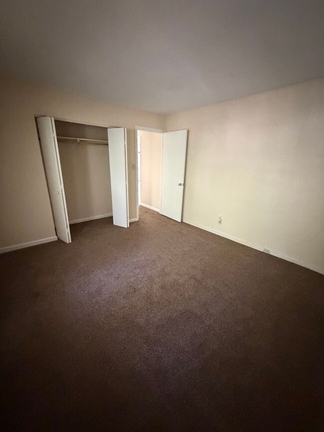 Building Photo - Carrboro / Brighton Sq. Apt. AVAILABLE
