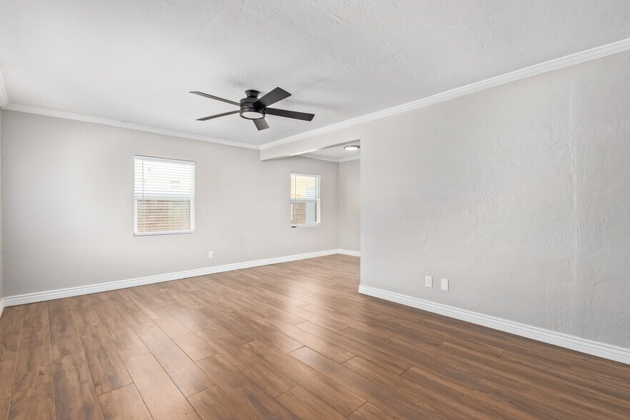 Building Photo - 527 E Whitton Ave