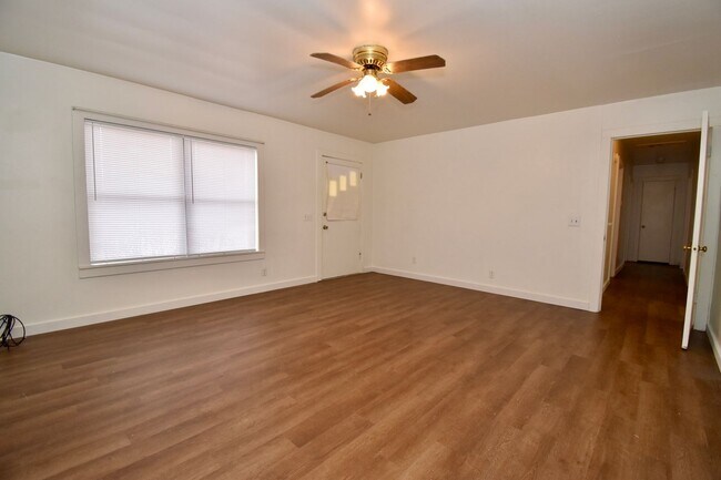 Building Photo - 3 Bed 1 Bath Home!