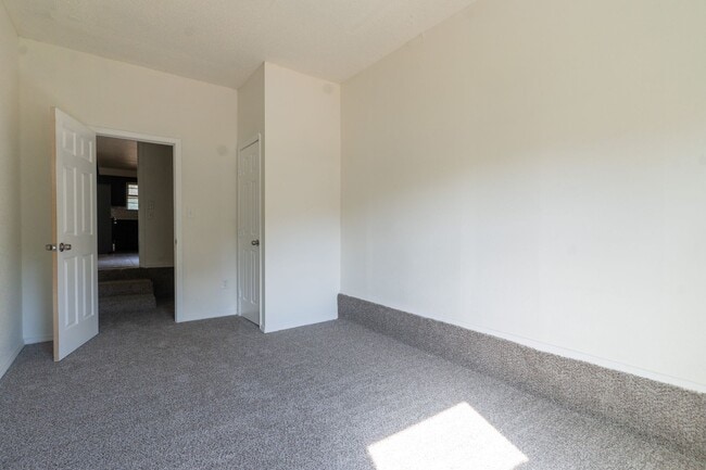 Building Photo - Cute 5 Bedroom House!