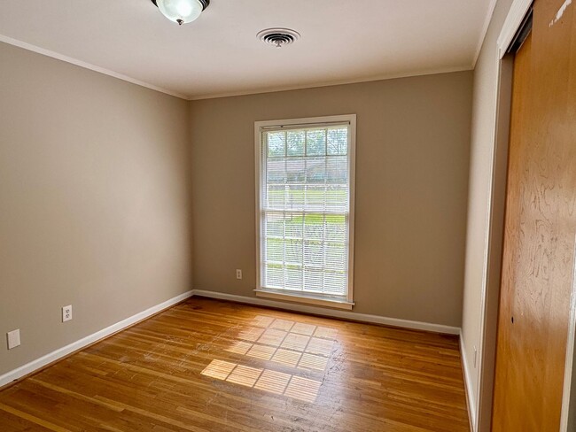 Building Photo - Cute & Cozy 3 Bedroom / 2 Bathroom in Mont...