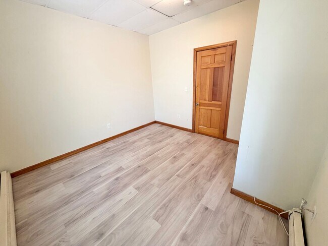 Building Photo - 3 Bedroom Apartment Superior South End Location Burlington Available 7/1