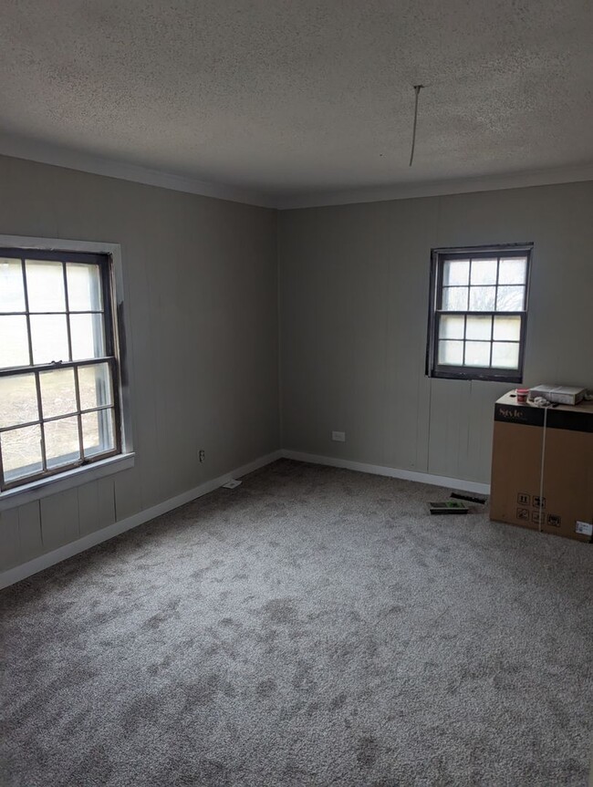 Building Photo - Freshly renovated 4 bedroom 2 bath home in...