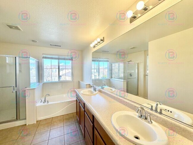 Building Photo - Spacious 4-Bedroom 3 Bath, 3 Car Garage Home with Loft, Living Room and Family Room Outdoor Kitch...