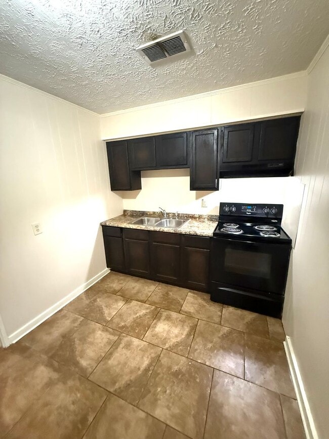 Building Photo - ** 3 Bed 1 Bath located in Chisholm ** Call to schedule a self tour 334-366-9198