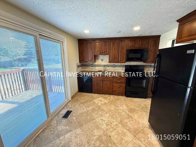 Building Photo - 1102 E Sego Lily Dr