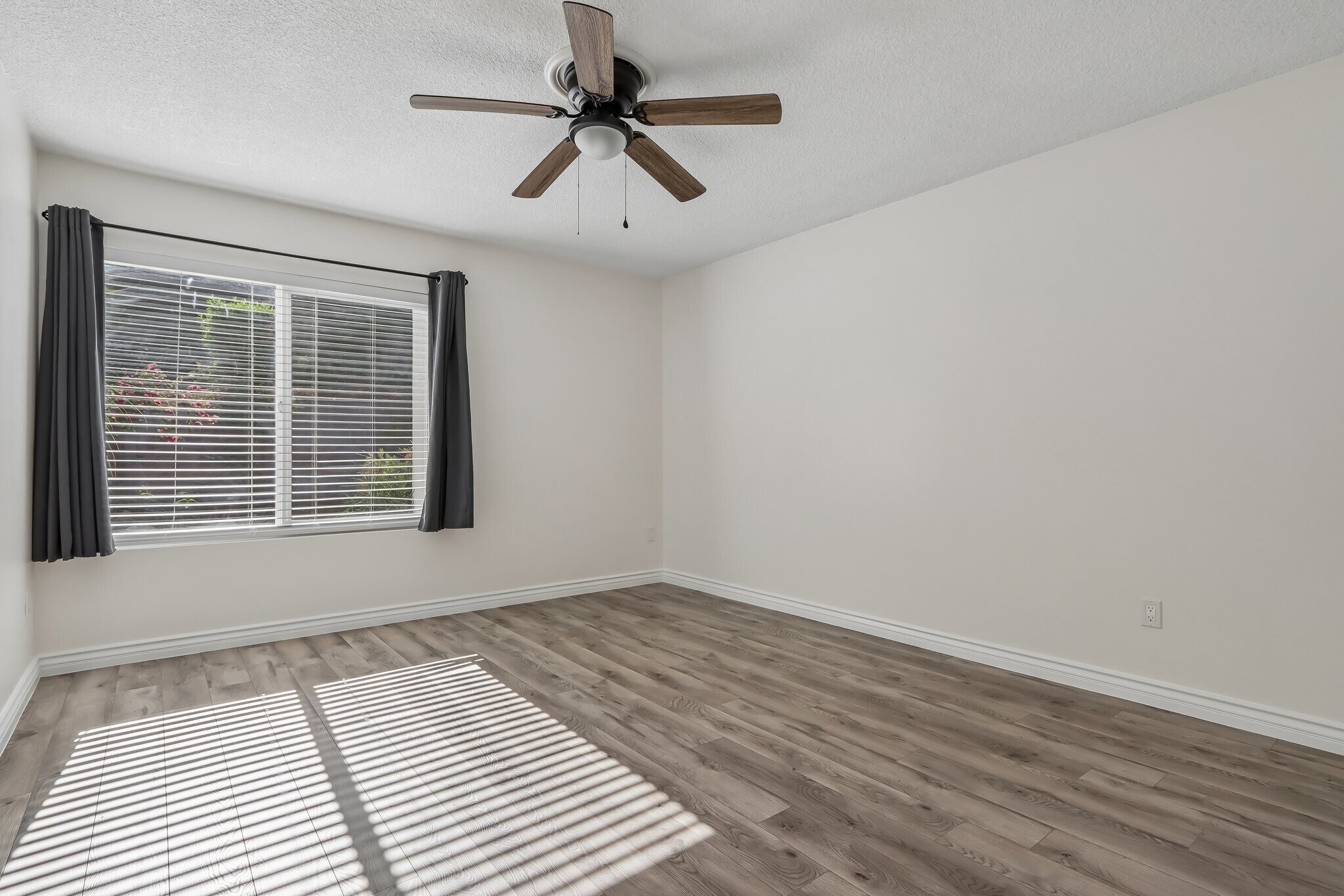 Building Photo - 1184 Lyndhurst Dr