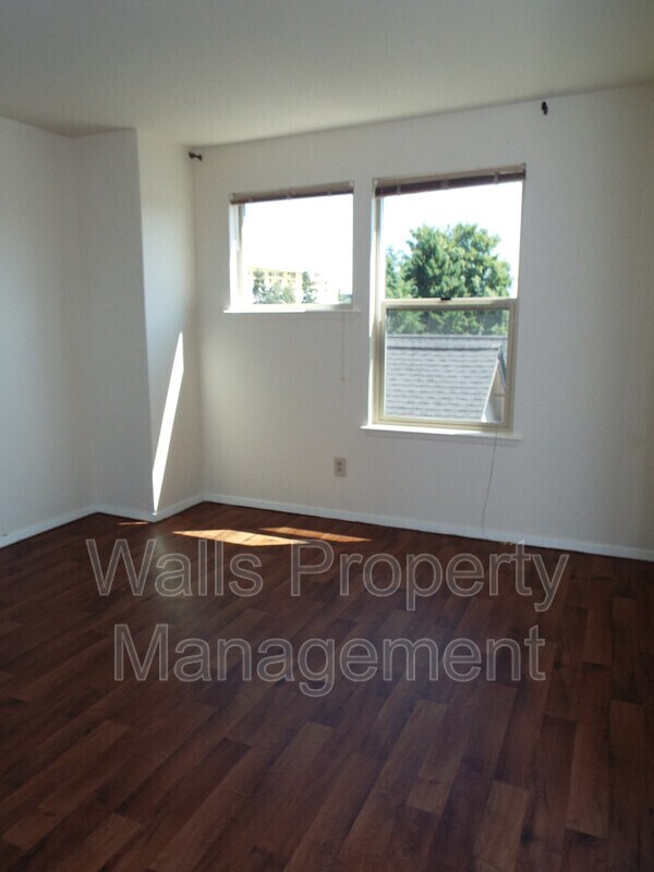 Building Photo - 6840 Oswego Pl NE