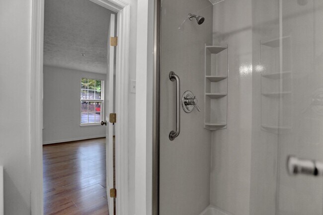 Building Photo - Large 2 Bedroom 2 Bath Ground Floor Condo ...