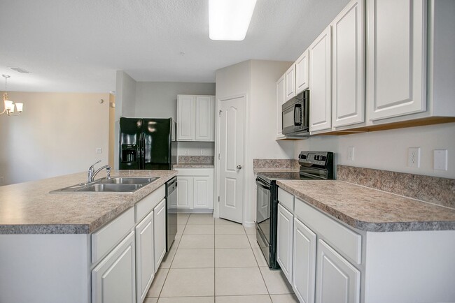 Building Photo - Spacious 3-Bdrm Townhome in Orlando's Gate...