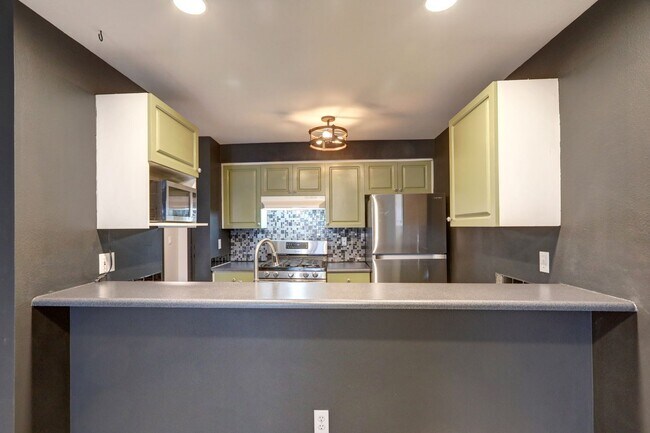 Building Photo - Charming 1 bedroom, 1 bathroom Queen Anne ...